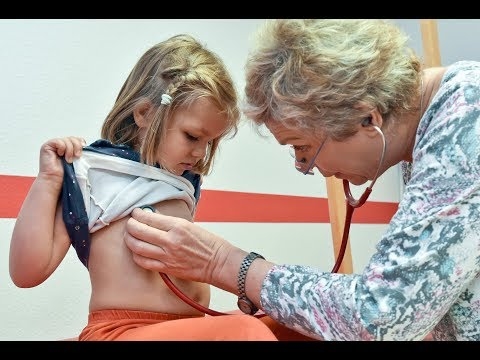 Video-Konsultation eines Kinderarztes: Warum das Kind nicht kriecht