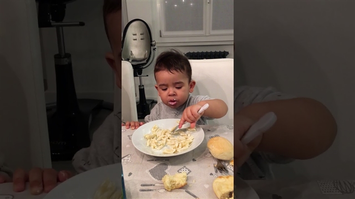 Un bambino a 2 anni 4 mesi mangia solo ricotta, farina e dolci