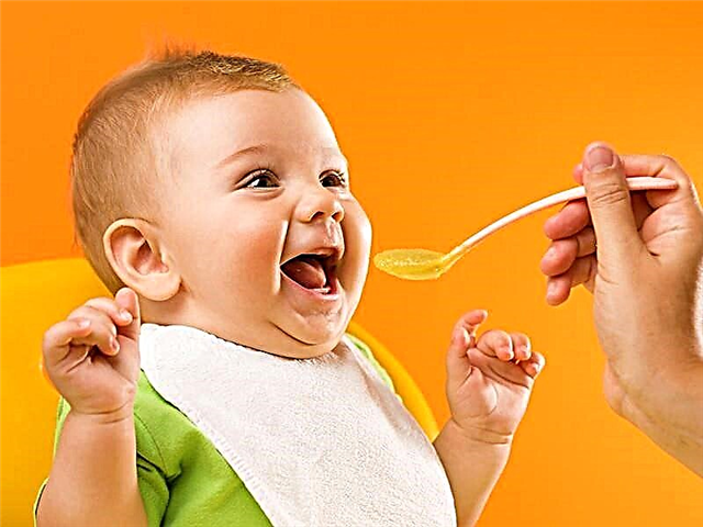 Het menu van een baby van 5 maanden oud op kunstmatige voeding