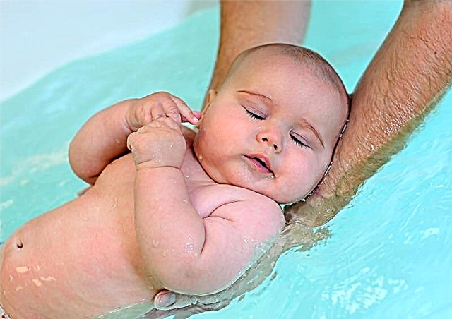 Bañar a un recién nacido en un baño