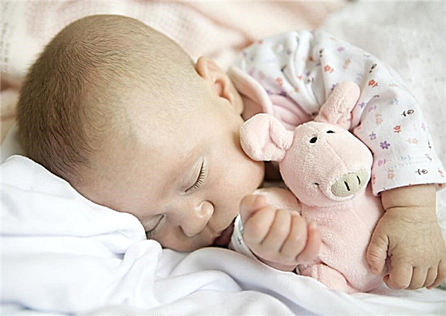 Jak by mělo novorozené dítě spát v postýlce