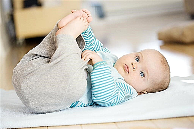 Un bebeluș la 4 luni nu se răstoarnă pe stomac