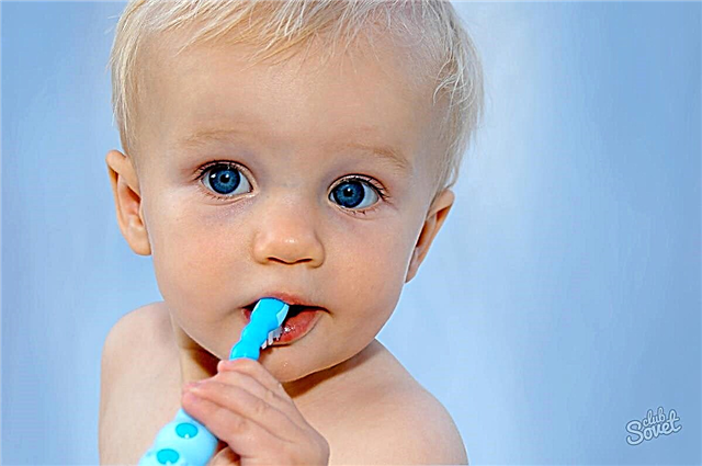 Când începeți să vă spălați dinții bebelușului