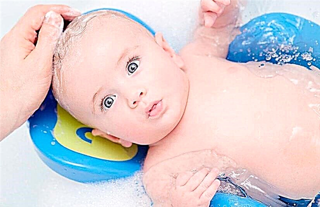 Wie man ein Neugeborenes zum ersten Mal zu Hause badet