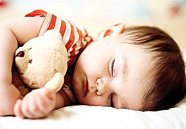 Kolik by mělo dítě spát po 8 měsících