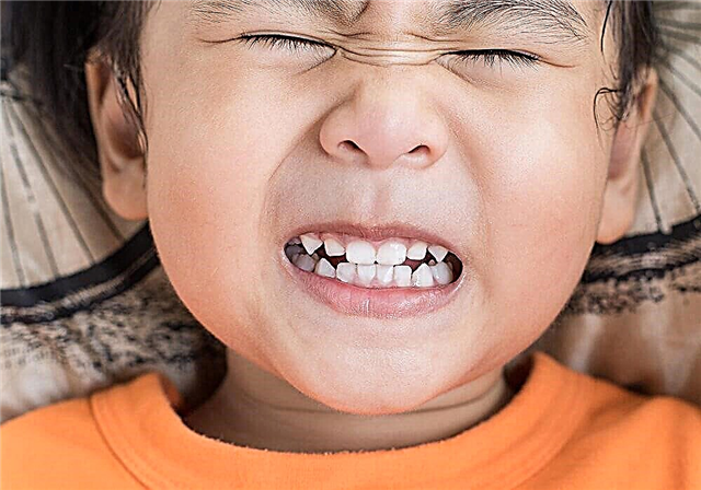 Criança range os dentes durante o sono