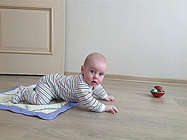 Ein Baby im Alter von 6 Monaten sitzt oder kriecht nicht