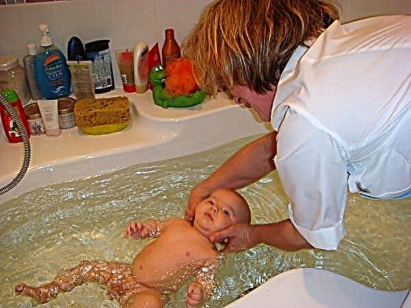 Къпане на новородени бебета