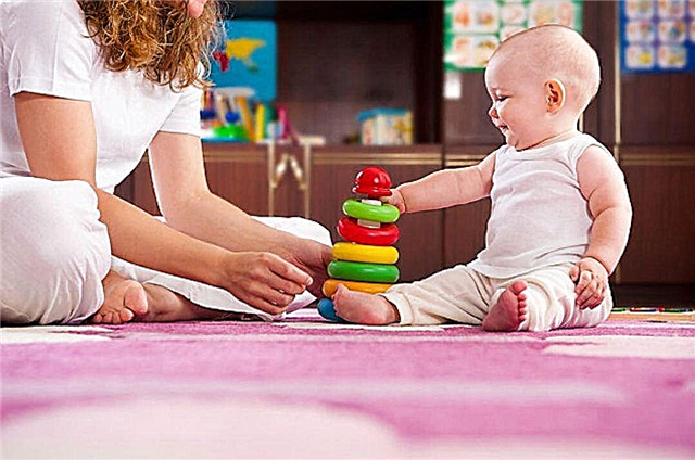 Giochi con un bambino di 6 mesi