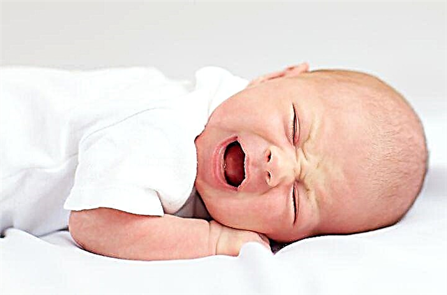 يعاني الطفل من حمى وآلام في المعدة