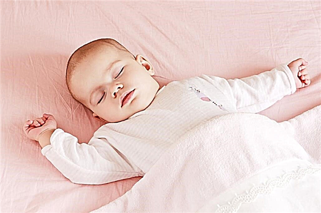 Hur mycket ska ett barn sova vid 4 månader