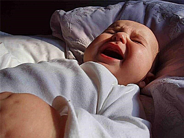 Ein Kind im Alter von 3 Monaten schläft tagsüber und nachts nicht gut