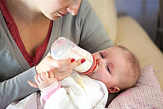 Cho trẻ sơ sinh bú sữa nhân tạo
