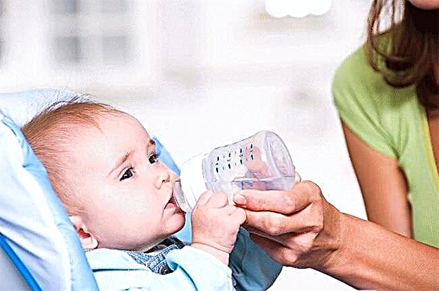 Трябва ли да давам вода на новородени, докато кърмя?