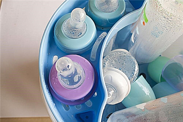 Wie man neugeborene Flaschen zu Hause sterilisiert