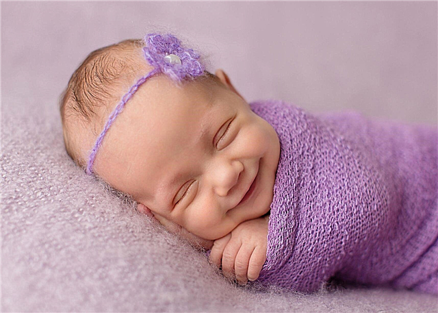 Новорођено дете се у сну смеје - разлози и шта треба учинити за родитеље