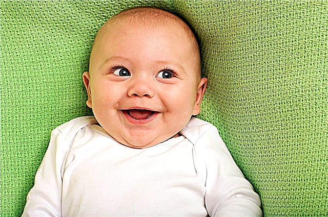 Kai vaikas pradeda sąmoningai šypsotis