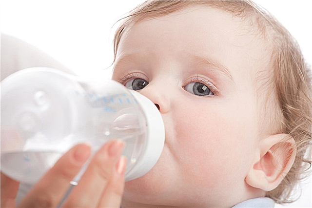 Hur man lär ett barn att dricka vatten i olika åldrar