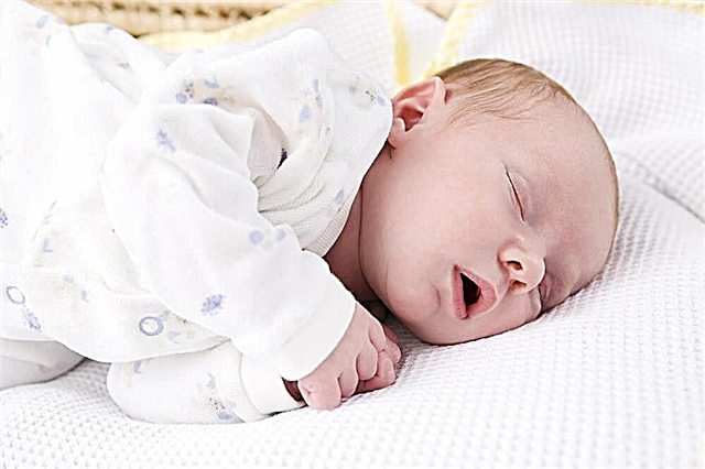 Bebé que ronca en un sueño: razones y que hacer para los padres