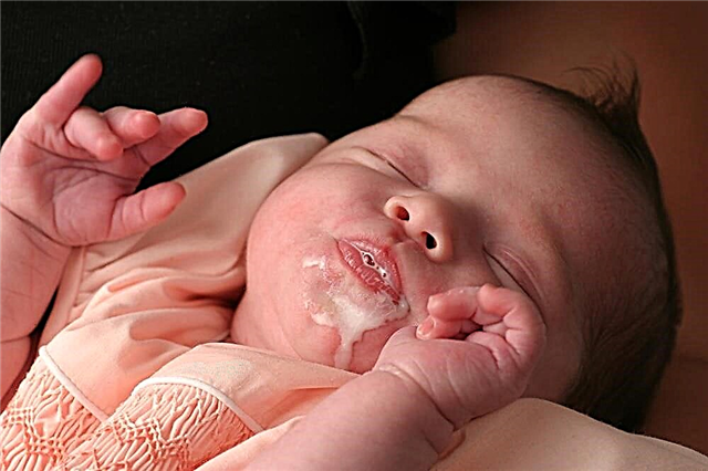 Hvordan man skelner mellem opkastning og opkastning hos spædbørn - karakteristiske tegn