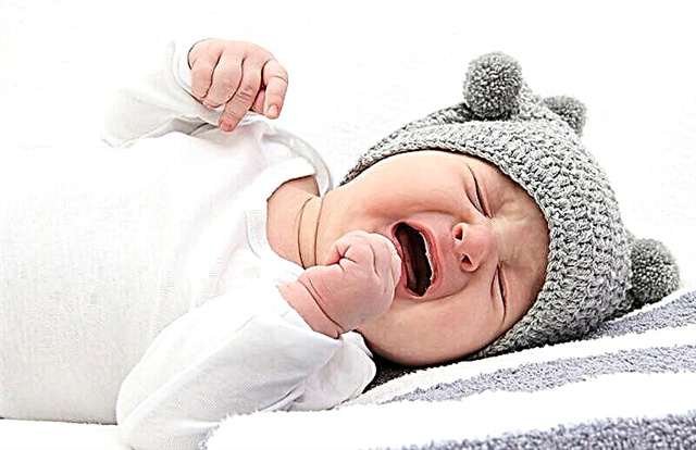 Novorojenček ponoči ne spi: zakaj in kaj storiti
