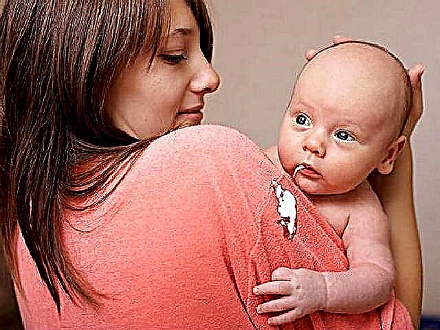 Pourquoi un bébé crache-t-il après le lait maternisé?