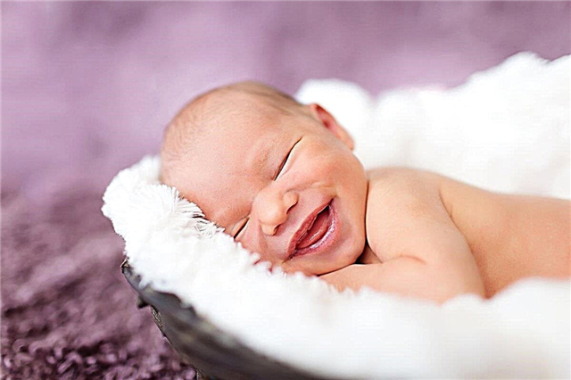 Perché i neonati sorridono nel sonno - ragioni
