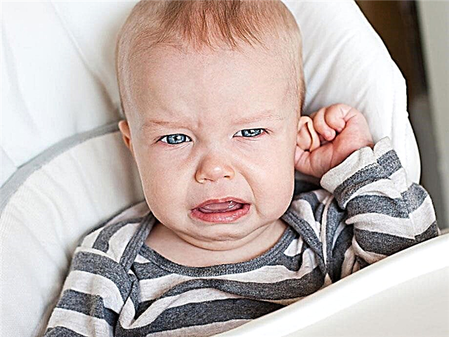 Hvorfor kan et barns øre blø, når det renses op til et år