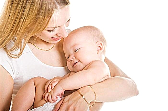 Jak správně nosit dítě v náručí různého věku