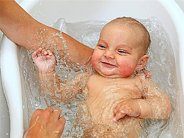 Swimming for babies in the bath - exercise and gymnastics
