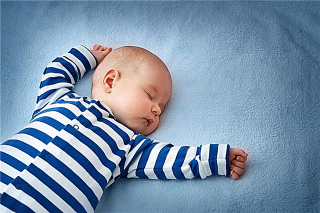Um bebê recém-nascido respira com frequência - como um bebê deve respirar em um sonho