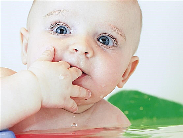 Anzeichen von Zahnen bei Babys im Alter von 4 Monaten