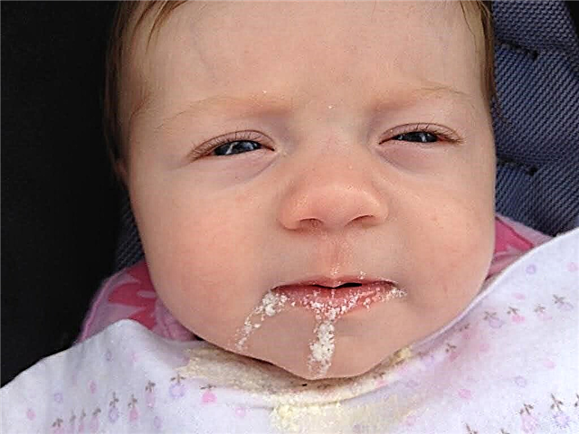 Hvorfor spytter en baby ostemasse op - hvad man skal gøre