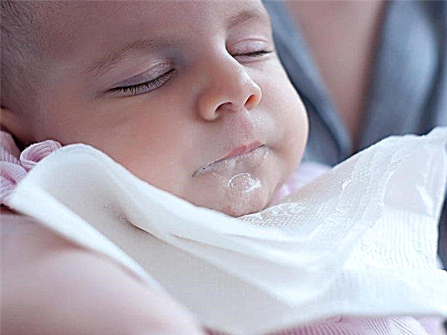 the-baby-spits-up-mucus-with-milk-reasons-for-regurgitation-after