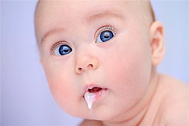 De ce un nou-născut sughită și vărsă după hrănire
