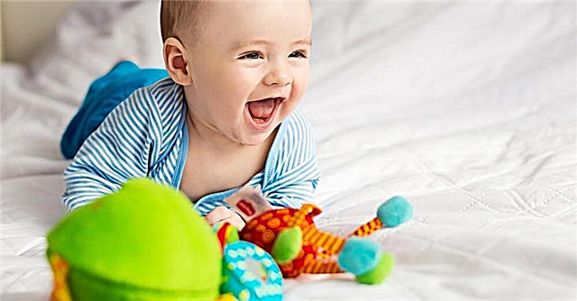 Kuinka kehittää lasta 4 kuukaudessa - opettavaisia ​​pelejä ja aktiviteetteja