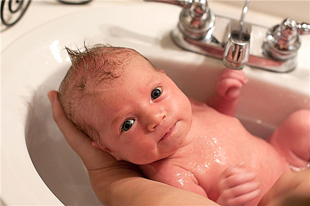 Comment laver une fille jusqu'à un an - lavez-la juste sous le robinet