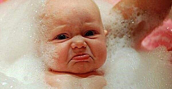 Warum weint ein Baby beim Schwimmen - was tun?