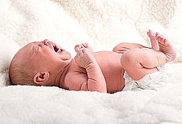 Bayi baru lahir mendengus, membungkuk dan tersipu