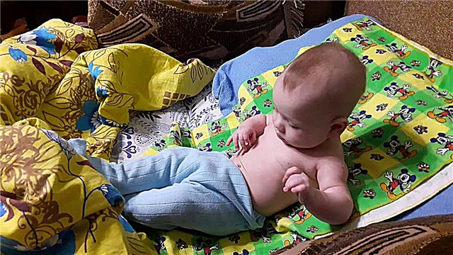 Uma criança de 5 meses tenta se sentar - pode