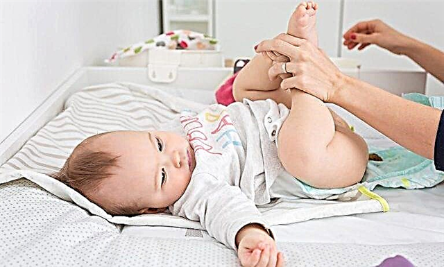 Varför uppträder vita klumpar i avföring från en bebis