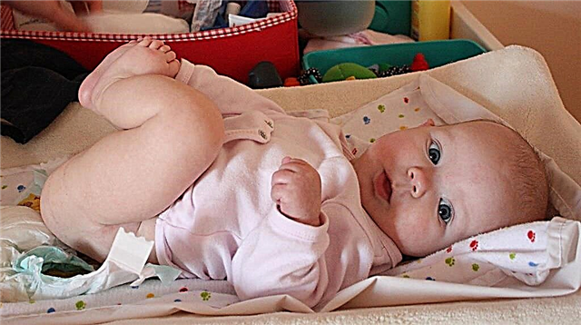 Driska s sluzi pri otroku, mlajšem od enega leta - zakaj dojenček kaka tekočino