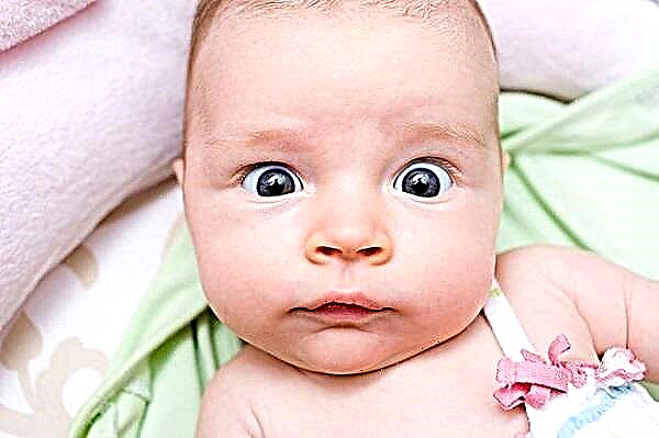 Защо новороденото има едното око по-отворено от другото