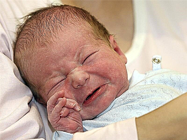 Den nyfødte åbner ikke øjnene helt, hvad skal forældre gøre