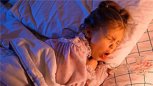La toux d'un enfant la nuit - raisons pour lesquelles aider un bébé