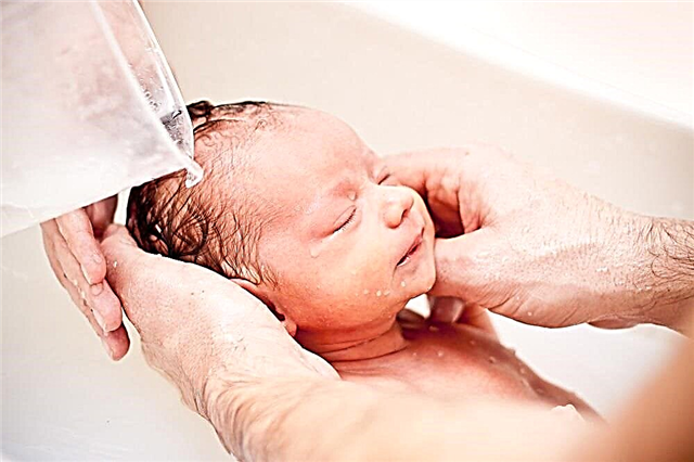 Hogyan kell mosni egy újszülöttet - tanács a szülőknek