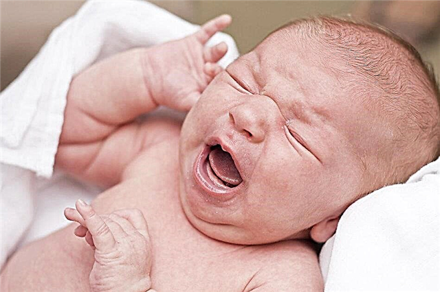 Das Kinn eines Neugeborenen zittert beim Weinen, beim Füttern