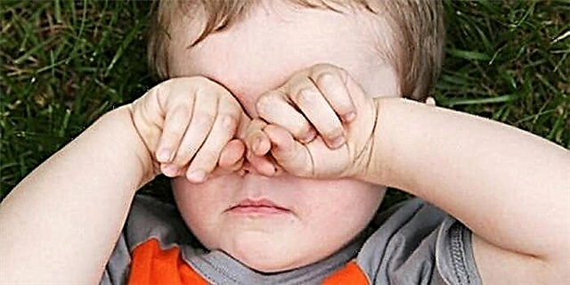 Hvorfor klør et barn i øynene og nesen med hendene, mulige årsaker