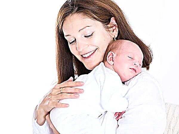 Kāpēc jaundzimušais izspļauj caur degunu un muti