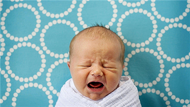 왜 아기는 생후 3 개월에 변덕스럽고 끊임없이 울었습니까?